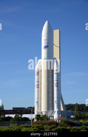 Modell oder Reproduktion der Ariane 5 Rakete im Großmaßstab im Cité de l'Espace, Space oder Spaceflight Theme Park Toulouse France Stockfoto