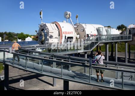 Touristen besuchen die sowjetische russische mir Raumstation Full-Size-Modell Reproduktion in Cité de l'Espace Space oder Spaceflight Theme Park Toulouse Frankreich Stockfoto