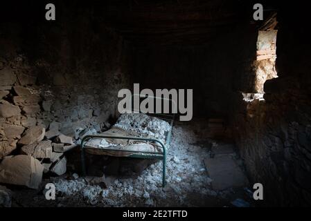 Verlassene Schlafzimmer eines Hauses mit alten vergessenen Betten. Stockfoto