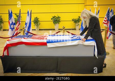 Lod, Israel. Januar 2021. Miriam Adelson berührt die Schatulle ihres Mannes Sheldon Adelson bei der Ankunft am Flughafen Ben Gurion, in der Nähe der Stadt Lod, Israel, Donnerstag, 14. Januar 2021. Adelson, der Milliardär Mogul-und Machtmakler, der ein Casino-Imperium von Las Vegas bis China gebaut und wurde eine singuläre Kraft in der US-amerikanischen nationalen und internationalen Politik ist nach einer langen Krankheit gestorben, sagte seine Frau Dienstag, 12. Januar 2021. Pool Foto von Ami Shooman/UPI Kredit: UPI/Alamy Live Nachrichten Stockfoto