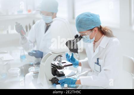 Labortechniker führt Tests im Labor . Stockfoto