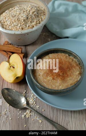 Helathy Bio-Frühstück mit Apfel-und Zimt-Brei Stockfoto