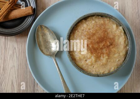 Gesundes Bio-Frühstück mit Apfel- und Zimtbrei Stockfoto