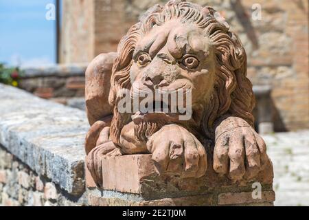 Löwe Skulptur Statue in Lucignano d'Asso, Valle de Orcia, Toskana, Italien im Mai - historisches mittelalterliches Dorf Stockfoto