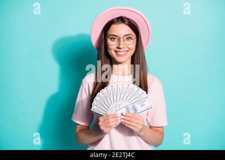 Portrait von ihr sie schön aussehende attraktive ziemlich fröhlich fröhliche Mädchen Halten in den Händen Fan Geldwechsel US-Dollar isoliert Strahlend lebendig Stockfoto