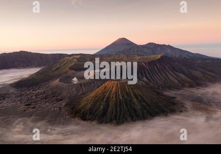 Die vulkanischen Gipfel des Mount Bromo und Mount Semeru in Pat des Tengger Massivs in Ost-Java, Indonesien Stockfoto