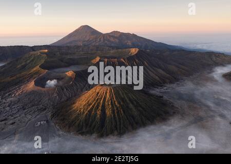 Die vulkanischen Gipfel des Mount Bromo und Mount Semeru in Pat des Tengger Massivs in Ost-Java, Indonesien Stockfoto