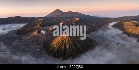 Die vulkanischen Gipfel des Mount Bromo und Mount Semeru in Pat des Tengger Massivs in Ost-Java, Indonesien Stockfoto