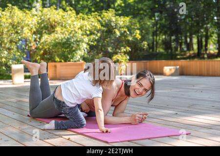 Familie entspannen und Fitness in der Natur. Stockfoto