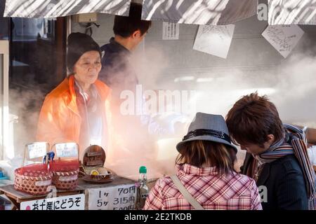 Beppu, Japan - 29. Dezember 2009: Straßenhändler für gekochte Eier beliebtes Fast Food in Beppu. Stockfoto