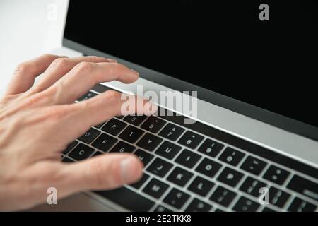 Nahaufnahme. Mann mit dem optionalen Touch-Panel seines Laptops. Stockfoto