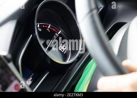 Ein Blick auf einen Tachometer in einem fahrenden Auto, Nahaufnahme. Stockfoto