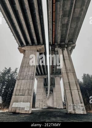 Vertikale Low-Winkel-Aufnahme der Säulen eines riesigen Brücke Stockfoto