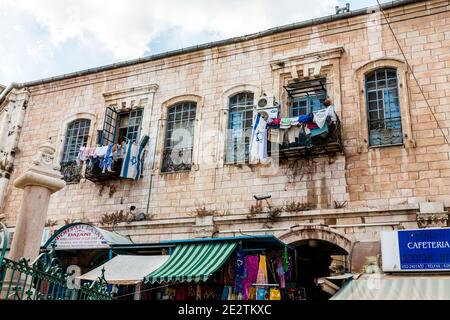 Jerusalem, Israel - 11. September 2011: Straße in der Jerusalemer Altstadt hängen israelische Fahnen auf Balkonen Stockfoto