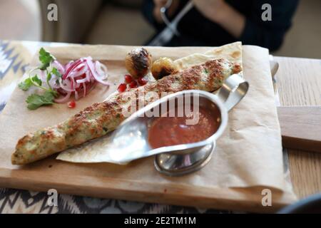 Hähnchen lula Kebab mit Sauce im Café Stockfoto