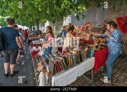 Handtaschenständer am Mercado de Santa Clara (Feira da Ladra, Thieves Market), Flohmarkt am Campo de Santa Clara Platz in Lissabon, Portugal Stockfoto