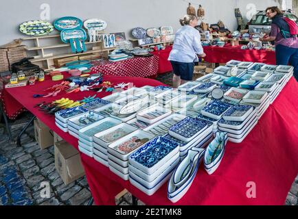 Keramikstand am Mercado de Santa Clara (Feira da Ladra, Thieves Market), Flohmarkt am Campo de Santa Clara Platz in Lissabon, Portugal Stockfoto