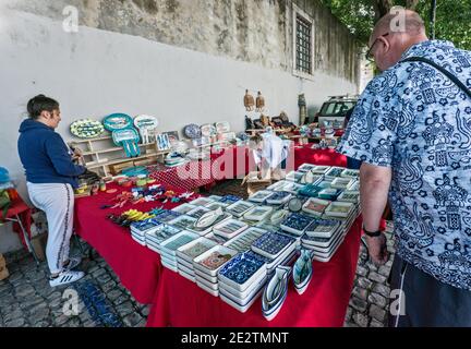 Keramikstand am Mercado de Santa Clara (Feira da Ladra, Thieves Market), Flohmarkt am Campo de Santa Clara Platz in Lissabon, Portugal Stockfoto