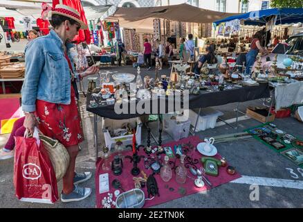 BRIC-A-brac Stand am Mercado de Santa Clara (Feira da Ladra, Thieves Market), Flohmarkt am Campo de Santa Clara Platz in Lissabon, Portugal Stockfoto