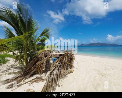 Strandschirm mit Palmblättern bedeckt auf einer einsamen Karibik Insel Stockfoto