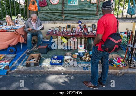 BRIC-A-brac Stand am Mercado de Santa Clara (Feira da Ladra, Thieves Market), Flohmarkt am Campo de Santa Clara Platz in Lissabon, Portugal Stockfoto