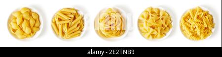 Verschiedene Arten von Pasta in Schüssel, isoliert auf weißem Hintergrund, Draufsicht Stockfoto
