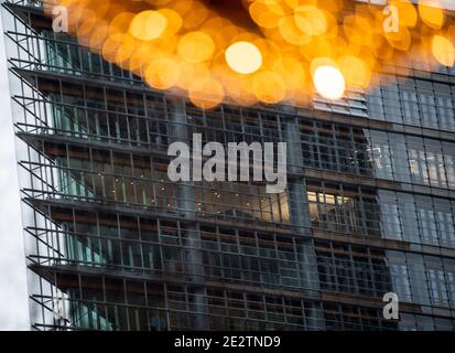 Berlin, Deutschland. Januar 2021. In einem Bürokomplex am Potsdamer Platz leuchten nur wenige Lichter. Quelle: David Hutzler/dpa/Alamy Live News Stockfoto