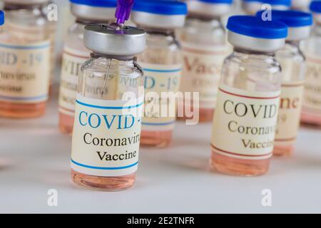 Covid-19 Coronavirus-Impfstoff-Glasfläschchen mit Impfung gegen 2019-nCoV-Epidemie-Virus. Stockfoto