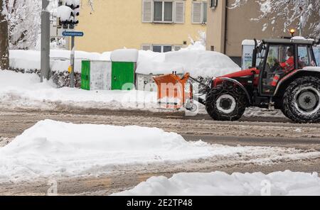 Sankt Gallen, Schweiz - 15. Januar 2021: Schneepflug hat viel zu tun Stockfoto