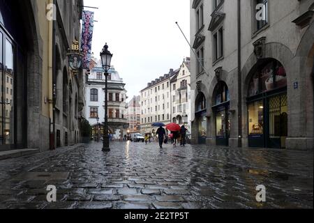 München. Bayern, Deutschland - 29. April 2019: Wahrzeichen Münchens Hofbräuhaus Bierrestaurant und Hard Rock Cafe am Platzl Platz am bewölkten Abend Stockfoto