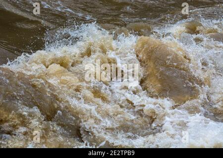 Turbulentes Wasser an einem Wehr nach starken Regenfällen, Warwickshire, Großbritannien Stockfoto