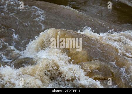Turbulentes Wasser an einem Wehr nach starken Regenfällen, Warwickshire, Großbritannien Stockfoto