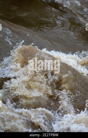 Turbulentes Wasser an einem Wehr nach starken Regenfällen, Warwickshire, Großbritannien Stockfoto
