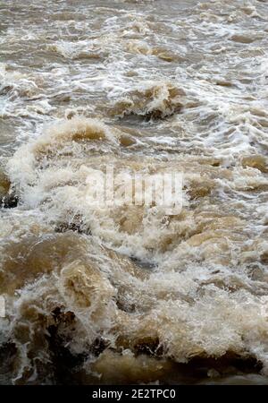 Turbulentes Wasser an einem Wehr nach starken Regenfällen, Warwickshire, Großbritannien Stockfoto