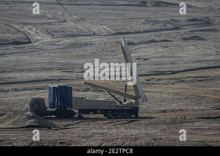 Iran, Iran. Januar 2021. Irans Revolutionsgarde-Korps (IRGC) Abschuss von Raketen während einer militärischen Übung an einem unbekannten Ort im zentralen Iran. Irans Revolutionsgarden starteten eine Raketen- und Drohnenübung in Zentral-Iran, berichtete ihre offizielle Website und markierte damit die dritte Übung, die das Militär des Landes in fast zwei Wochen durchführte. Iran, am 15. Januar 2021. Foto von SalamPix/ABACAPRESS. Kredit: Abaca Presse/Alamy Live Nachrichten Stockfoto