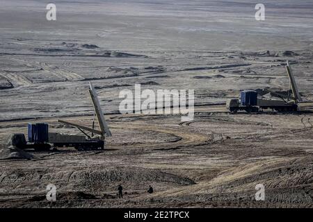 Iran, Iran. Januar 2021. Irans Revolutionsgarde-Korps (IRGC) Abschuss von Raketen während einer militärischen Übung an einem unbekannten Ort im zentralen Iran. Irans Revolutionsgarden starteten eine Raketen- und Drohnenübung in Zentral-Iran, berichtete ihre offizielle Website und markierte damit die dritte Übung, die das Militär des Landes in fast zwei Wochen durchführte. Iran, am 15. Januar 2021. Foto von SalamPix/ABACAPRESS. Kredit: Abaca Presse/Alamy Live Nachrichten Stockfoto