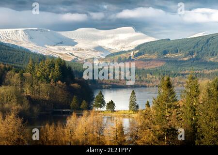 Schneebedeckter Pen-y-Fan spiegelt sich in den Pentwyn und Ponsticill Stauseen im Brecon Beacons National Park, South Wales Stockfoto