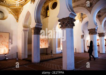 Santa Maria la Blanca in Toledo, Spanien, mit fein geschnitzten Tannenzapfenkapitellen. Stockfoto