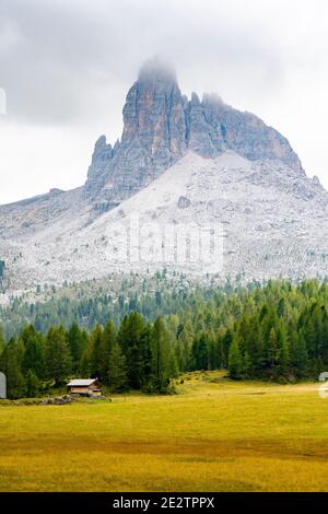Kleines Haus im Schatten eines der italienischen Dolomiten, Italien Stockfoto