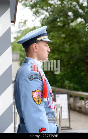 Prag, Tschechische Republik - 25. Juli 2017: Eine Sentry des königlichen Palastes in seinem wachekasten außerhalb der Prager Burg und Sitz des Staatsoberhauptes des Neuen Stockfoto