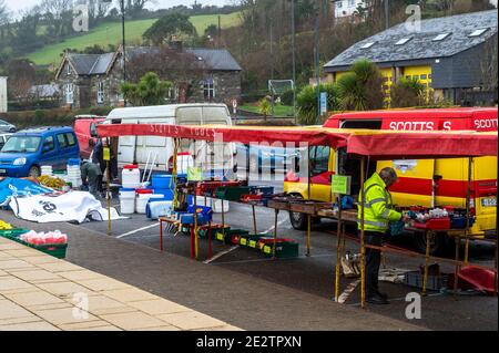 Bantry, West Cork, Irland. Januar 2021. Der Bantry Friday Market ging heute trotz eines massiven Anstiegs der COVID-19-Fälle in und um die Stadt voran. Die Zahl der Marktstände war gegenüber den Vorwochen deutlich zurückgegangen. Die 14-Tage-Inzidenzrate für die Bantry-Gebiet ab dem 11. Januar ist 1601 pro 100,000. Quelle: AG News/Alamy Live News Stockfoto