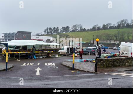 Bantry, West Cork, Irland. Januar 2021. Der Bantry Friday Market ging heute trotz eines massiven Anstiegs der COVID-19-Fälle in und um die Stadt voran. Die Zahl der Marktstände war gegenüber den Vorwochen deutlich zurückgegangen. Die 14-Tage-Inzidenzrate für die Bantry-Gebiet ab dem 11. Januar ist 1601 pro 100,000. Quelle: AG News/Alamy Live News Stockfoto