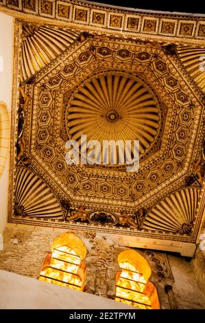 Maurische Fenster, Muschelmotiv und Kuppel von Santa Maria la Blanca in Toledo, Spanien. Stockfoto