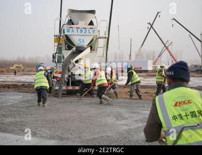 Shijiazhuang, Hebei, China. Januar 2021. Am 15. Januar 2021 arbeiten Menschen auf der Baustelle eines zentralen medizinischen Beobachtungszentrums in Shijiazhuang, der Hauptstadt der nordchinesischen Provinz Hebei. Als Teil der Maßnahmen zur Bewältigung des jüngsten Wiederauflebens der COVID-19 haben die Behörden in Shijiazhuang eilig ein neues Isolationszentrum mit einer Kapazität von 3,000 Zimmern im Bezirk Zhengding errichtet. Quelle: Xinhua/Alamy Live News Stockfoto