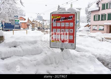 Sankt Gallen, Schweiz - 15. Januar 2021: Corona Board in verschneite Umgebung Stockfoto