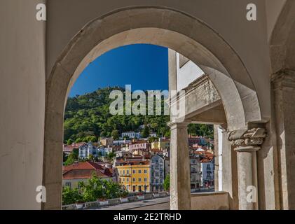 Castelo dos Mouros (Schloss der Mauren), Blick vom Eingang zum Nationalen Palast von Sintra in Sintra, Lissabon Bezirk, Region Lissabon, Portugal Stockfoto