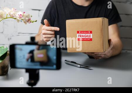 Social Media Influencer Aufnahme Produkt Unboxing Video. Online-Marketing Stockfoto