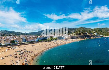 Strand in Tossa de Mar an einem schönen Sommertag, Costa Brava, Katalonien, Spanien Stockfoto