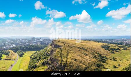 Stadtbild von Edinburgh von Arthur's Seat an einem schönen Sommertag, Schottland, Großbritannien Stockfoto