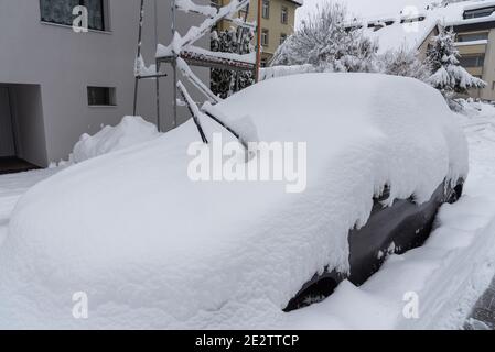 Sankt Gallen, Schweiz - 15. Januar 2021: Geparkte Autos im Schnee begraben Stockfoto